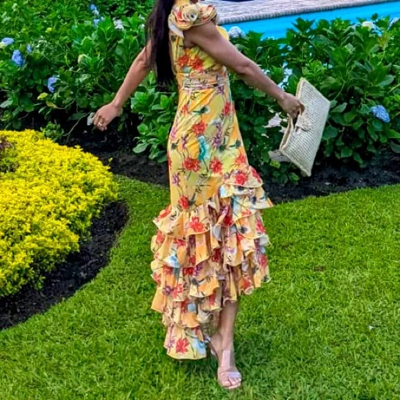 Beautiful yellow dress to impress size S and L. Used just once - Picture 3 of 3